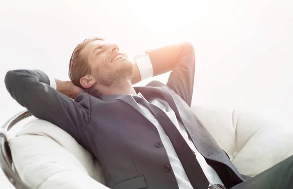 Jovem homem de negócios meditando em grande poltrona confortável — Fotografia de Stock