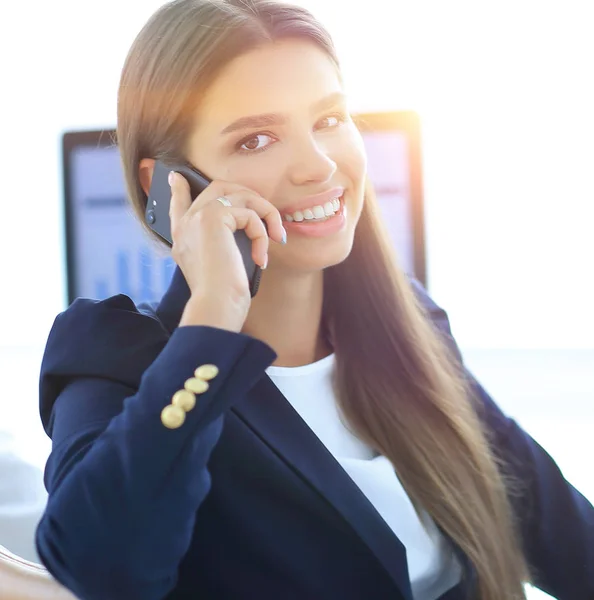 Funcionária do sexo feminino conversando em um celular com um cliente — Fotografia de Stock