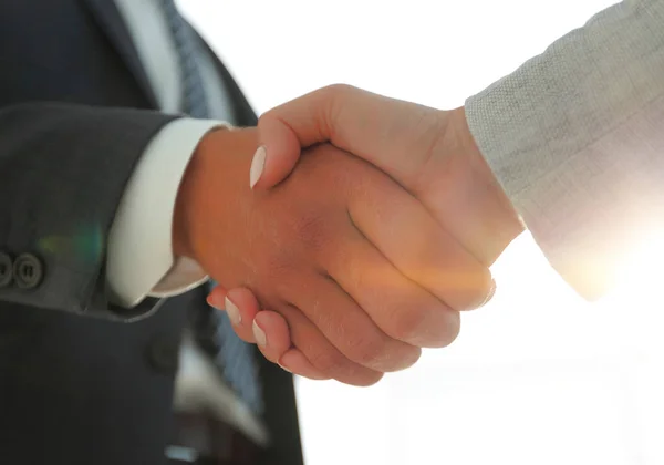 Vzrušený usmívající se podnikatel metoda handshaking partnera na zasedání, — Stock fotografie