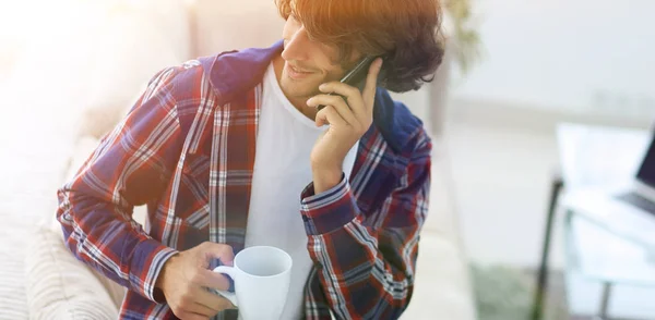 一杯漂亮的男人坐在笔记本电脑前. — 图库照片