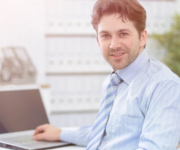 Closeup.handsome businessman sitting in this Desk — Stock Photo, Image