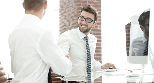 Stretta di mano partner commerciali dopo l'affare — Foto Stock