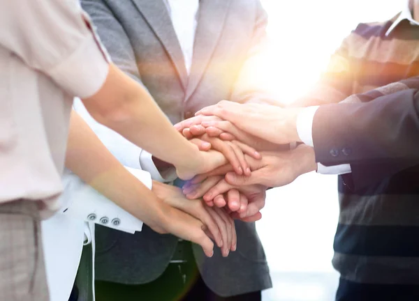 Colegas de negocios con sus manos apiladas juntas — Foto de Stock