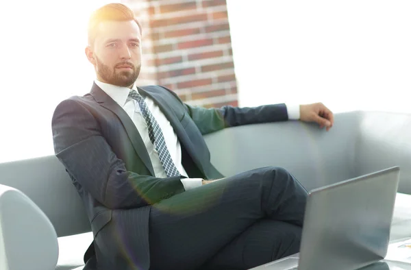 Retrato de un exitoso empresario sentado en el vestíbulo de la oficina —  Fotos de Stock