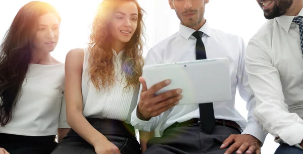 Affärskollegor med digitala tablett. — Stockfoto