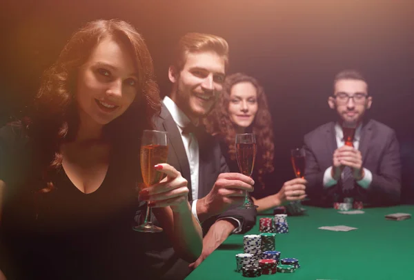 Joueurs de poker avec un verre de vin, assis à la table — Photo