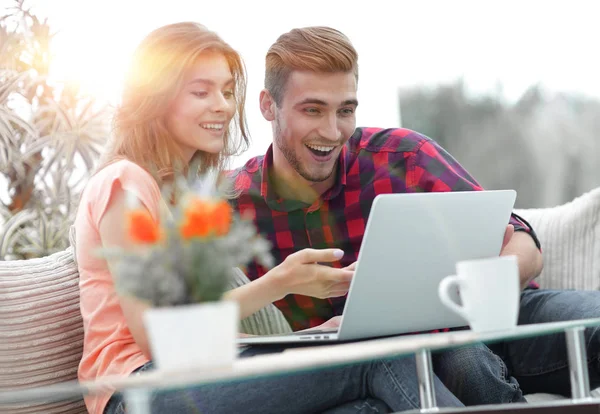 Jovem casal olhando para uma tela de laptop — Fotografia de Stock