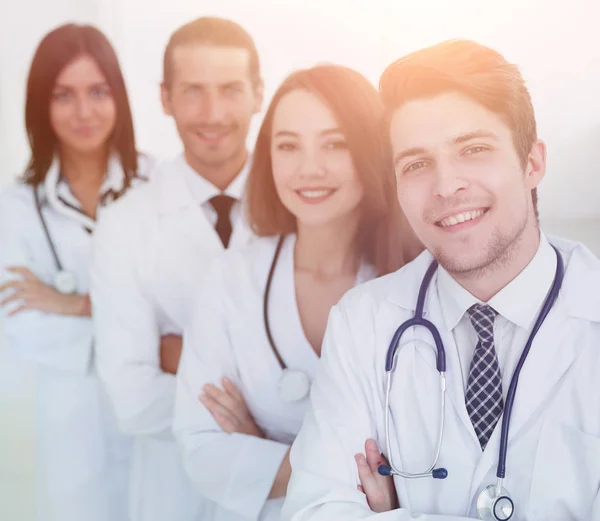 Retrato de confiante grupo feliz de médicos — Fotografia de Stock