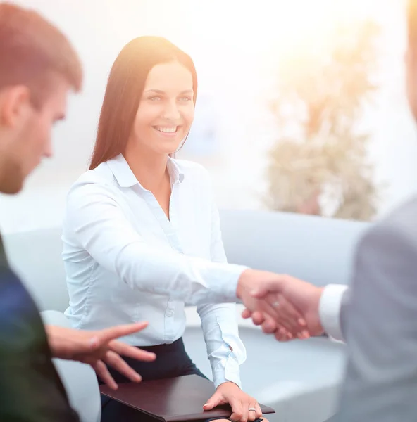 Geschäftspartner per Handschlag im Büro. — Stockfoto