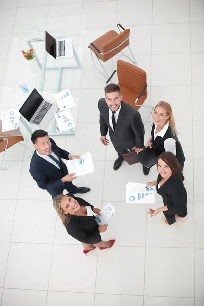 Vista da equipe top.business discutindo gráficos de marketing, de pé no escritório . — Fotografia de Stock