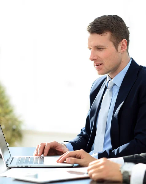 Nahaufnahme: Geschäftsmann arbeitet mit Laptop am Schreibtisch. — Stockfoto