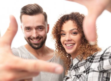 yeni evliler parmakları çerçevede bak.