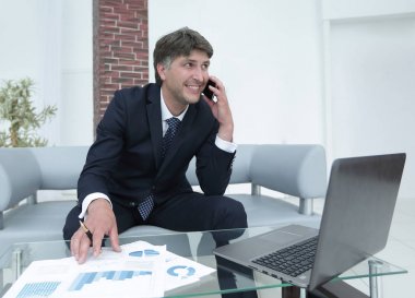 Ofis masa başında oturan kendine güvenen iş adamı