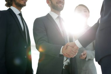 Yatırımcı ile el sıkışan iş lider