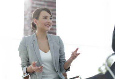 bir erkek ve bir kadın ofiste rahat konuşma