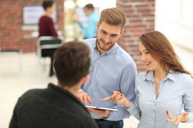 Ofiste tabletli iş ekibi.
