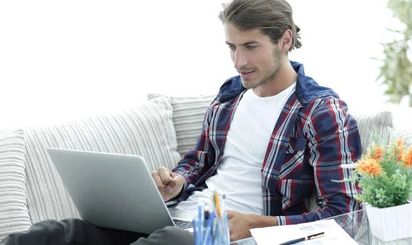 Zaskoczony, młody mężczyzna pracujący z laptopa z domu. — Zdjęcie stockowe