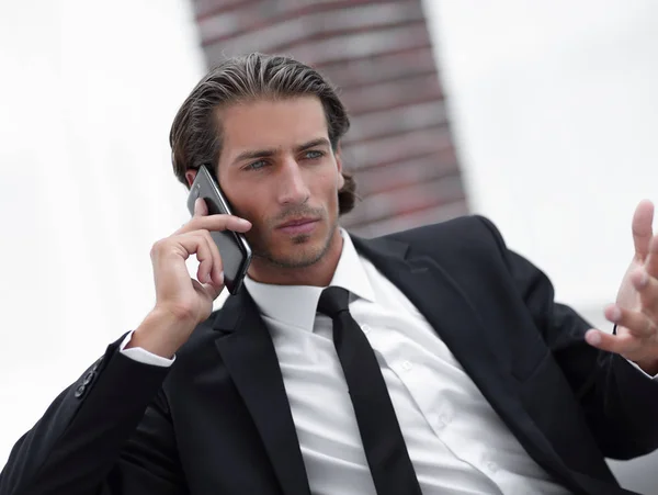 Biznesmen rozmawiający przez smartfon. — Zdjęcie stockowe