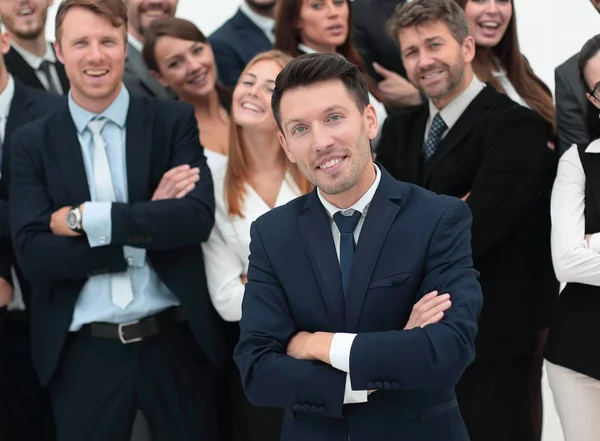 Líder de pie frente a un gran equipo de negocios — Foto de Stock