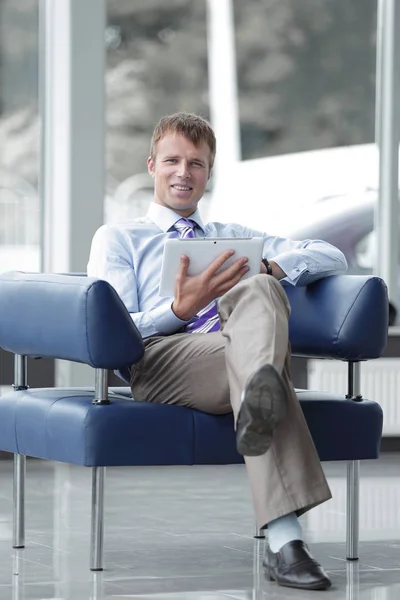 Hombre de negocios en traje descansando en sillón en la oficina — Foto de Stock