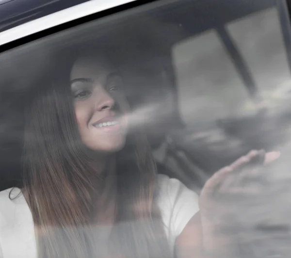 Retrato de mujer joven en el coche detrás de la ventana — Foto de Stock