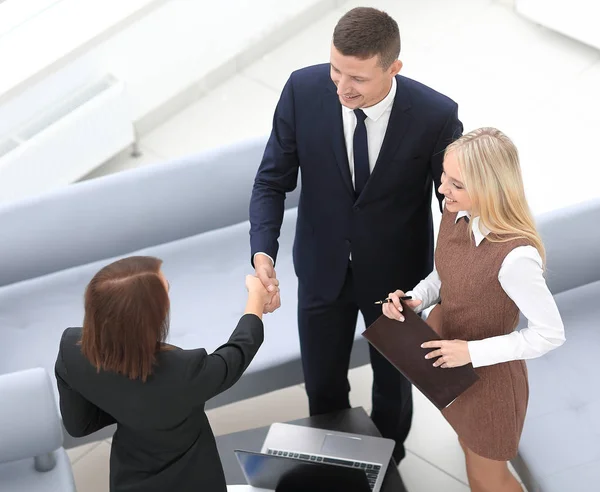Partnerzy biznesowi uścisnąć dłoń przed rozmów — Zdjęcie stockowe