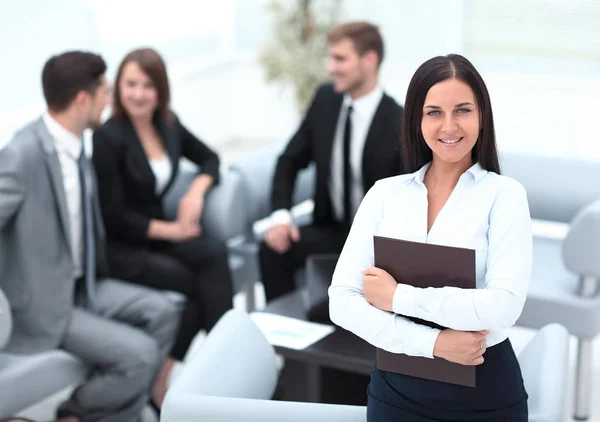 Sorridente assistente feminina com documentos — Fotografia de Stock