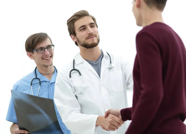 Médico sorrindo apertando a mão de um paciente — Fotografia de Stock