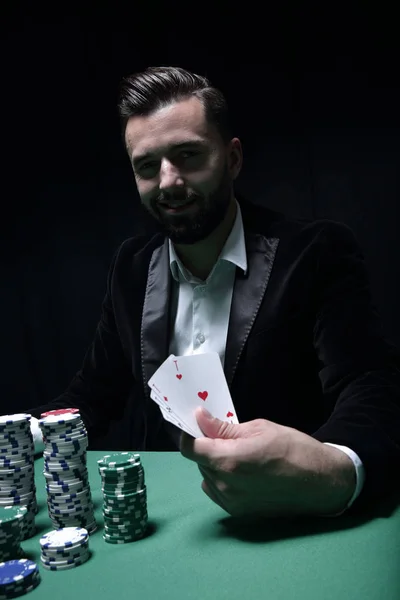 Šťastný hráč pokeru vyhrává a drží pár es — Stock fotografie