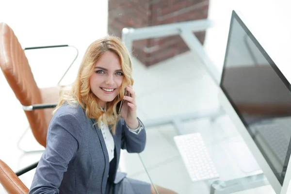 Giovane donna d'affari di successo seduta ad una scrivania — Foto Stock