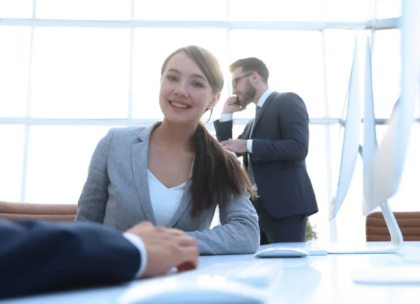 Consultora sentada en su escritorio —  Fotos de Stock