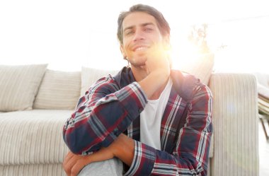 mutlu adam yeni bir daire içinde halı üzerinde oturan.