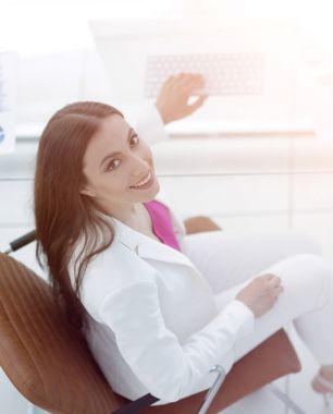 En baştan görüntüleyin. Fotoğraf bir kadın muhasebeci