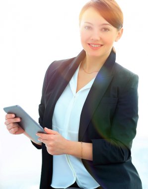 tablet bilgisayar ile başarılı genç iş kadını closeup