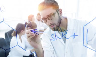 Arkadan glass.scientist bir cam üzerine kurulu bir işaretleyici yazıyor