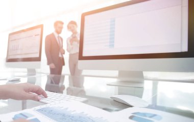 yakın çekim mali çizelgeleri ile çalışan bir iş kadını, bir 