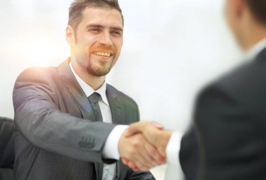 tatlı .handshake bir masa üzerine iş ortakları