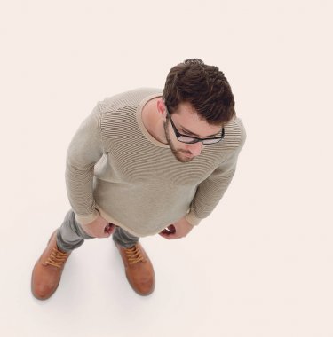 Yukarıdan görüntüleyin. dört gözle ciddi genç adam