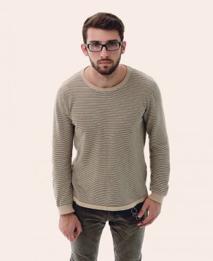 ciddi bir genç adam portresi. Fotoğrafta tam uzunlukta