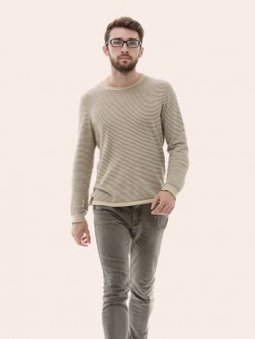 Kendine güvenen delikanlı ileriye