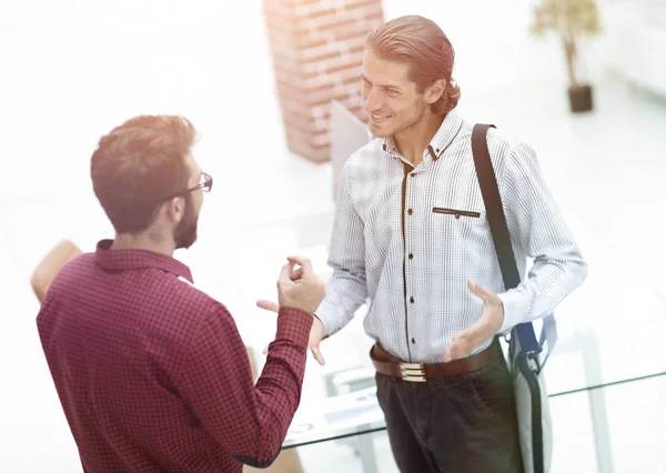 Professionals speak, standing in the office — Stock Photo, Image