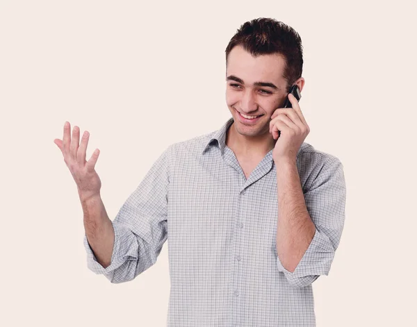 Moderne junge Menschen, die auf einem Handy sprechen. — Stockfoto