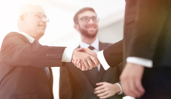 Closeup handshake osvědčený obchodní partnery — Stock fotografie