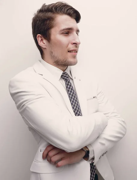Уверенный бизнесмен в белой рубашке — стоковое фото