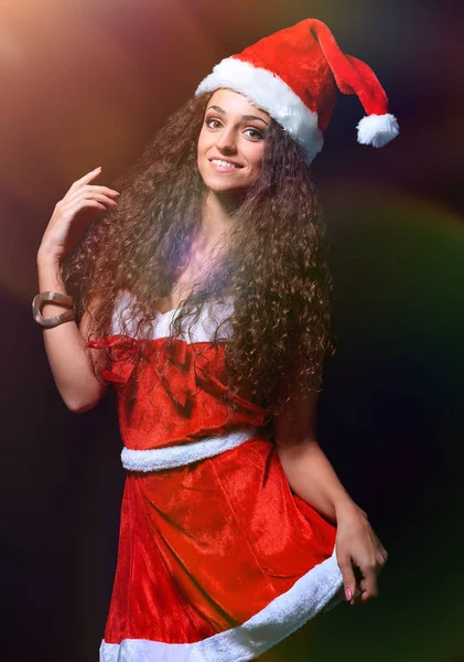 Noel Baba kostüm giyen güzel bir kadın — Stok fotoğraf