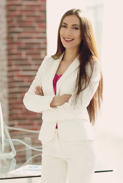 Elegante zakenvrouw in een wit zakenpak — Stockfoto