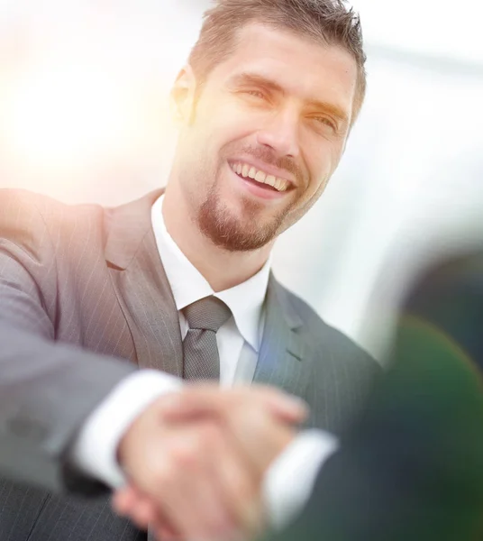 Primo piano .the Manager stringe la mano con il cliente — Foto Stock