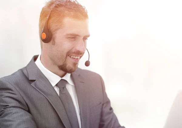 Jovem agente do call center com os fones de ouvido . — Fotografia de Stock