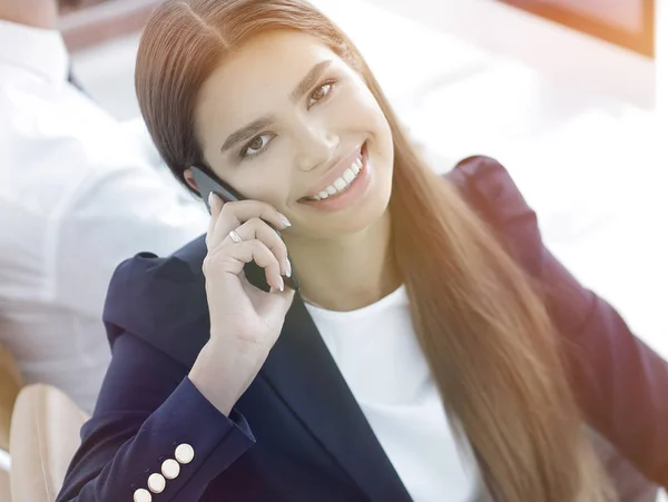 Kvinnlig anställd talar på en mobil med en klient — Stockfoto