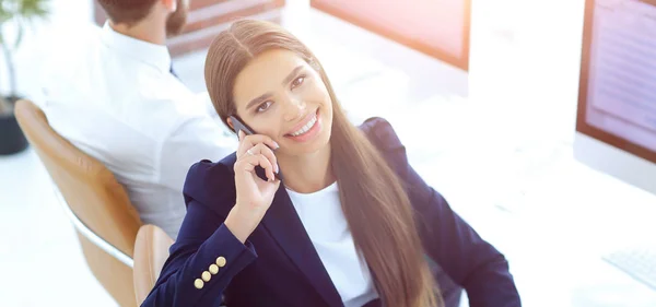 Жіночий працівник розмовляє на мобільному телефоні з клієнтом — стокове фото